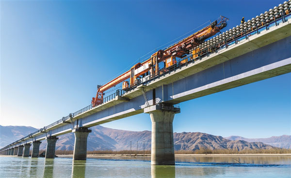 拉林铁路最长桥梁正式铺轨