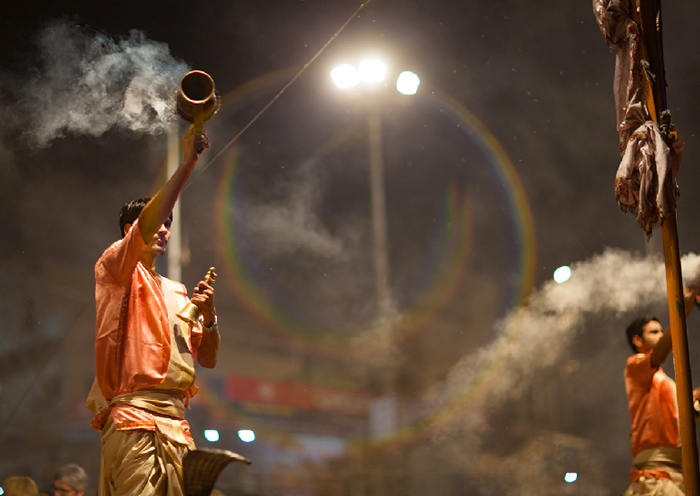 Ceremonia Aarti - Ceremonia Aarti es una ceremonia bien coreografiada que tiene lugar en cada puesta de sol en el santo Dasaswamedh Ghat.