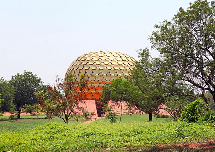 Auroville (Ciudad del Amanecer) -Auroville es una comunidad universal en la India, situada cerca de la ciudad de Pondicherry.