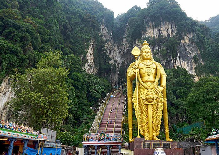 Cuevas Batu: uno de los tesoros nacionales de Malasia y los sitios hindúes más sagrados, este complejo de cuevas gigantes de piedra caliza, a solo 13 km al norte de Kuala Lumpur.