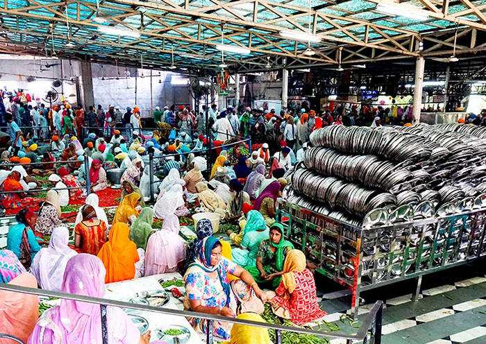 Cocina de comunidad (Guru Ram Das langar) –La cocina comunitaria (Guru Ram Das langar) en el Templo Dorado es el término utilizado en la religión sij o en Punjab en general para la cocina / cantina común donde la comida se sirve en un Gurdwara, es gratis a todos los visitantes.