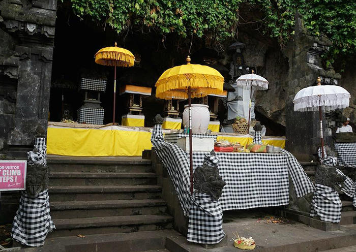 Goa Lawah, una cueva de murciélagos, un templo construido frente a una cueva habitada por miles de murciélagos y serpientes.