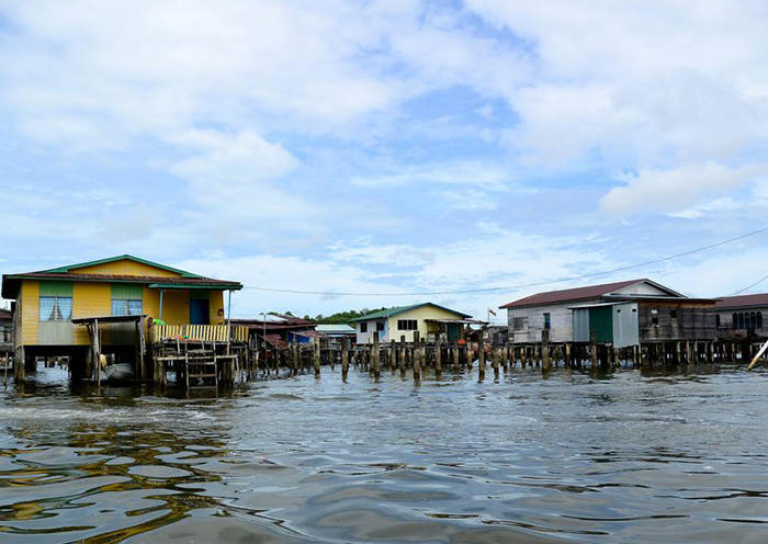 Visite el pueblo acuático más grande del mundo en barco: Kampung Ayer.