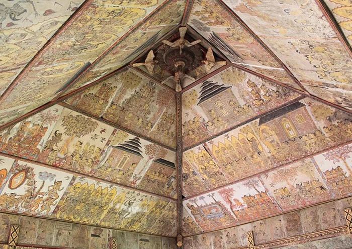 Diríjase a Kerta Gosa, un pabellón que se sirvió como el tribunal de justicia, donde podrá apreciar los murales pintados de estilo balinés en su techo.