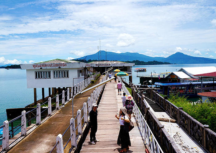 Lago Nam Ngum, un vasto embalse artificial ubicado en un hermoso valle verde.