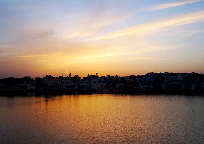 Lago de Pushkar: dominando el centro de la ciudad de Pushkar, el lago sagrado es un lago sagrado de los hindúes.