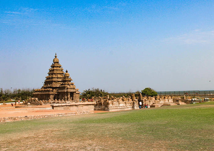 Templo Shore, complejo elegante de santuarios (c. 700), uno entre varios monumentos hindúes en Mamallapuram.