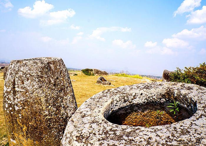 El sitio 1 de Llanura de las jarras: la llanura de las jarras es una gran maravilla hecha por la población Laos. Está formado por miles de vasijas de piedra y allí se han encontrado más de 90 sitios de vasijas.