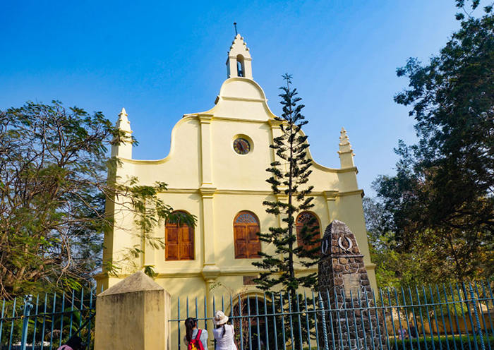 La Iglesia de San Francisco, construida originalmente en 1503, es la iglesia europea más antigua de la India y tiene un gran significado histórico como testigo mudo de la lucha colonial en el subcontinente europeo.