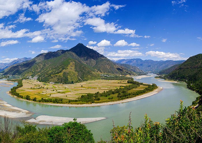Day 4 The First Bend of the Yangtze River, a horseshoe-shaped section of river that bends around a small mountain. W
 Day 4 The First Bend of the Yangtze River, a horseshoe-shaped section of river that bends around a small mountain. W