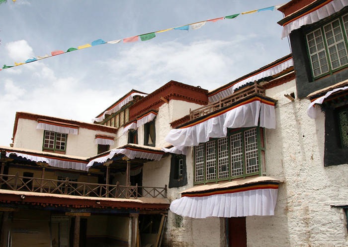 Day 4 The mysterious Palcho Monastery. The monks and tradition of three important sects of Tibetan Buddhism - Sakyapa, Zhalupa and Gelukpa, peacefully coexist in this monastery.
Day 4 The mysterious Palcho Monastery. The monks and tradition of three important sects of Tibetan Buddhism - Sakyapa, Zhalupa and Gelukpa, peacefully coexist in this monastery.