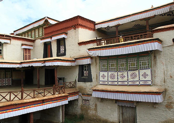 Day 11 Located in a Tibetan village about 4km southwest from Gyantse city, Pala Manor is the only aristocratic manor preserved well in Tibet, and used to be the private manor of Pala families since 17th century.
 Day 11 Located in a Tibetan village about 4km southwest from Gyantse city, Pala Manor is the only aristocratic manor preserved well in Tibet, and used to be the private manor of Pala families since 17th century.