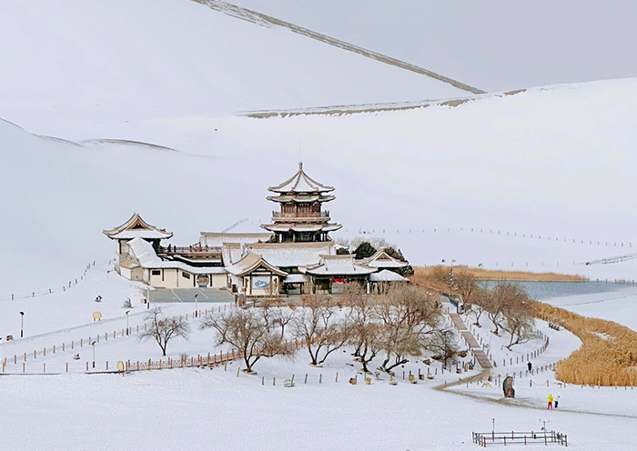 冬日的鳴沙山月牙泉