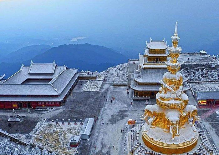 El monte Emei no solo es un lugar sagrado para los budistas, sino también es el hogar de más de 3200 especies de plantas o animales.