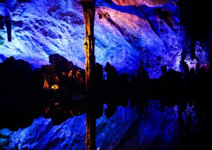 La cueva de la flauta de caña es un lugar escénico clásico de relieve kárstico.