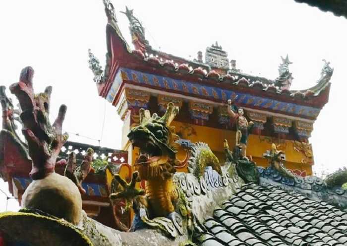 Construida sobre un acantilado en una isla del río Yangtze, la Torre roja de 56 metros de alto es una plataforma de observación perfecta para contemplar los paisajes del río Yangtze.