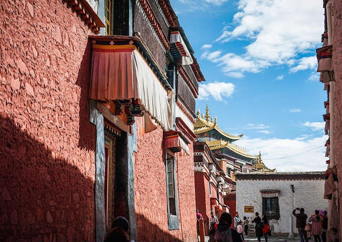 Day 5 Tashi Lhunpo monastery where you can see the well-preserved largest. statue of Jampa (future Buddha) in the world.
Day 5 Tashi Lhunpo monastery where you can see the well-preserved largest. statue of Jampa (future Buddha) in the world.