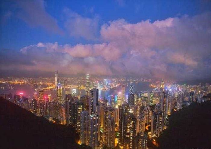 La cima de Victoria Peak, uno de los tres escenarios nocturnos más importantes del mundo.
