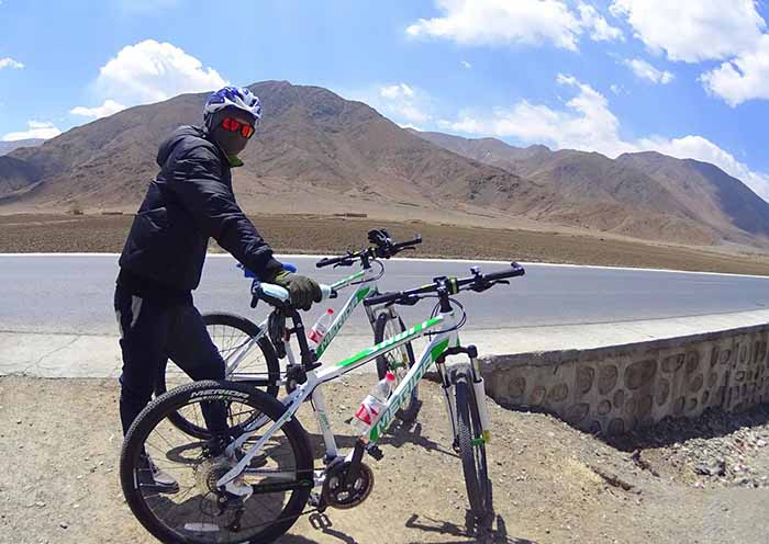 Day 1 We will begin our biking journey as we cycle from Golmud to our first high pass, the Kunlun Mountain Pass (elevation 4767 meters).
 Day 1 We will begin our biking journey as we cycle from Golmud to our first high pass, the Kunlun Mountain Pass (elevation 4767 meters).