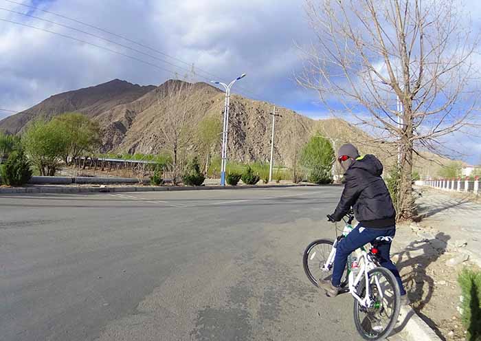 Day 4 Today's journey will begin in Lhasa and end at the base (3,700m) of Khamba La Pass (85km). Stay overnight in tents.
 Day 4 Today's journey will begin in Lhasa and end at the base (3,700m) of Khamba La Pass (85km). Stay overnight in tents.