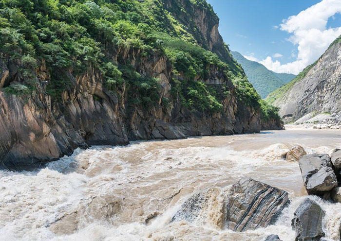 Day 6 The world at Tiger Leaping Gorge, which was carved by the Jinsha River, one of the major tributaries of the Yangtze River. 
 Day 6 The world at Tiger Leaping Gorge, which was carved by the Jinsha River, one of the major tributaries of the Yangtze River.