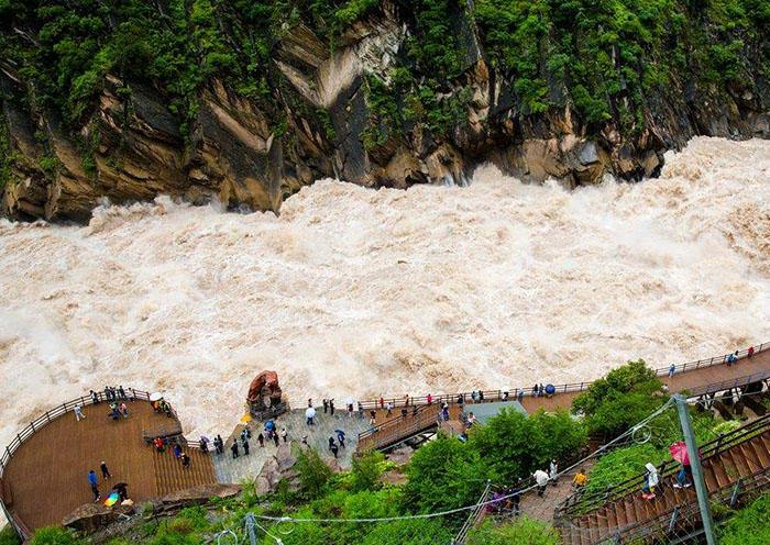 Day 4 The world at Tiger Leaping Gorge, which was carved by the Jinsha River, one of the major tributaries of the Yangtze River. 
 Day 4 The world at Tiger Leaping Gorge, which was carved by the Jinsha River, one of the major tributaries of the Yangtze River.