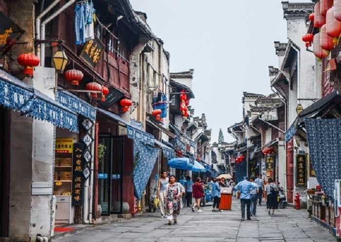 Old Street se encuentra en el centro de Tunxi Ancient Town, que actualmente es la antigua calle peatonal mejor conservada de China.