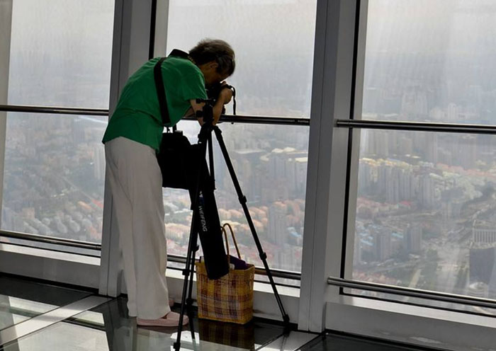 El Centro financiero mundial de Shanghai se encuentra en Lujiazui.