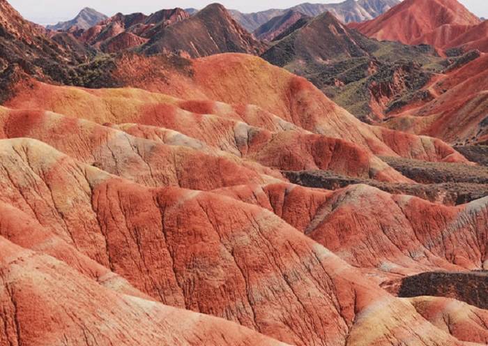 El parque nacional de relieve geológico Danxia en la ciudad Zhangye presenta su forma de relieve Danxia y las colinas coloridas.