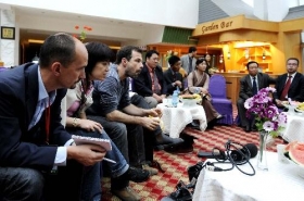 西藏宗教界人士接受境内外媒体记者采访