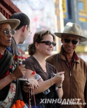 西藏旅游重现游人如织的壮观景致