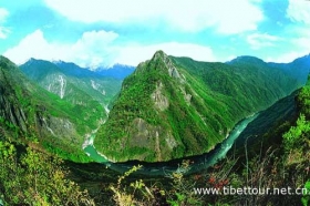雅鲁藏布大峡谷现在正在兴建特大型旅游景区
