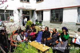 拉萨娘热乡敬老院春节节日气氛浓重