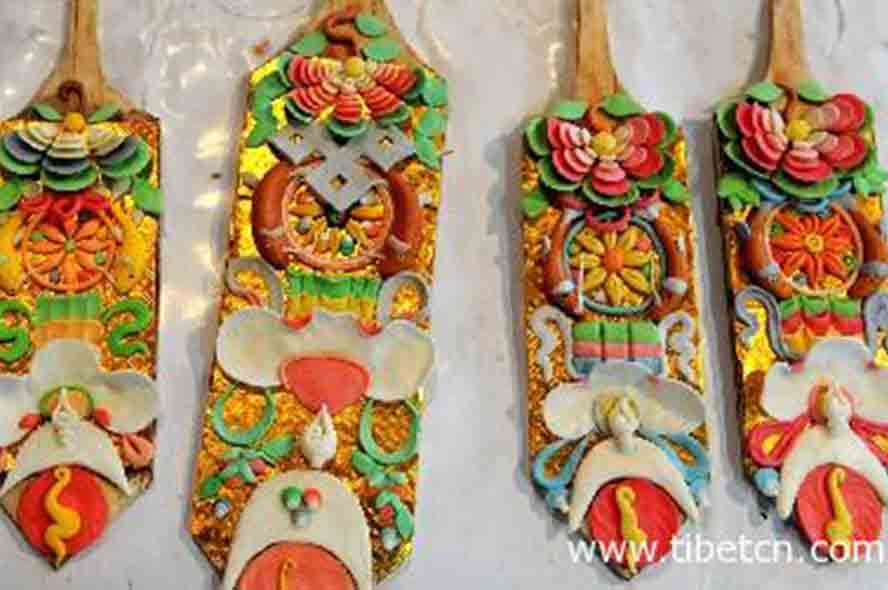 藏历新年邻近 拉萨喇嘛最先制作彩板