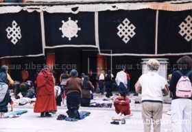 西藏刷新开放 看拉萨朝佛的转经人