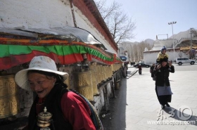 拉萨布达拉宫络绎一直的朝佛者