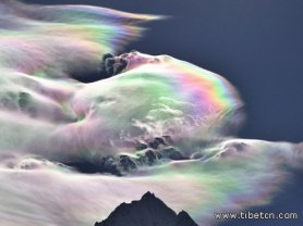 珠峰出现七彩云