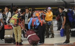 拉萨火车站客流渐入高峰