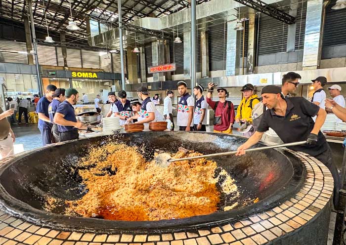 在塔什干Besh Qozon尝试抓饭