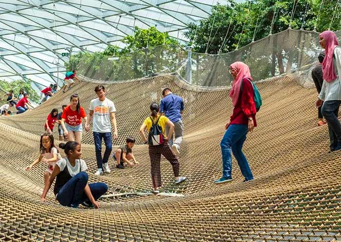 在新加坡樟宜机场玩耍