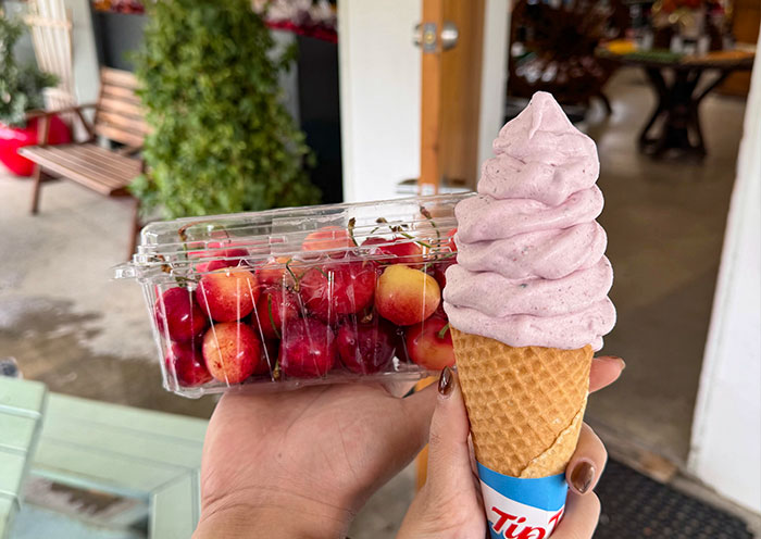 在克倫威爾品嘗當地⽔果和⽔果霜淇淋