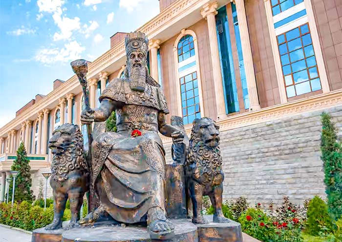 居鲁士大帝的雕像