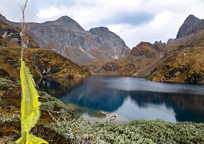 徒步途中欣賞湖泊景色