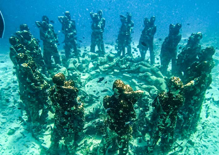 吉利島的水下雕像