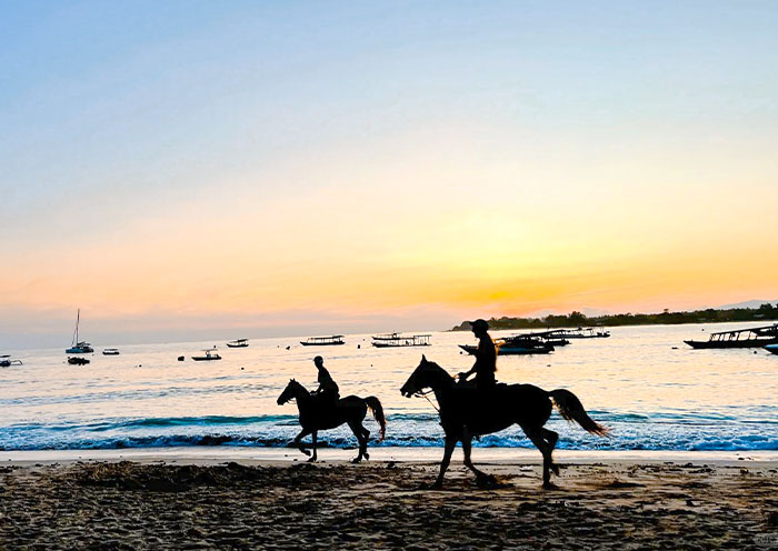 在吉利島的沙灘騎馬欣賞夕陽