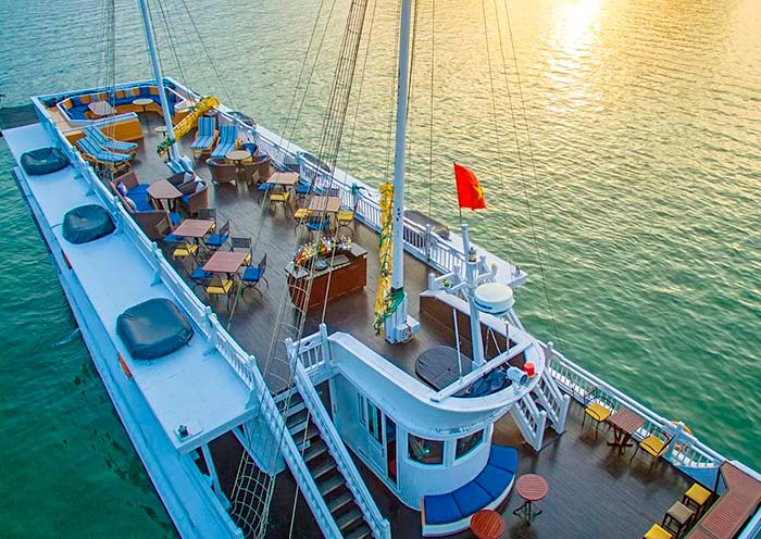 下龙湾游船上的餐厅