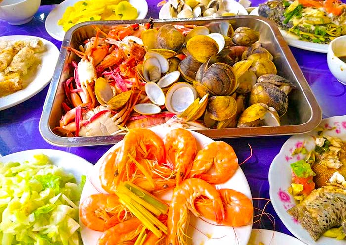 在下龙湾享受美食