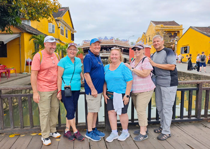 会安古镇游客合照