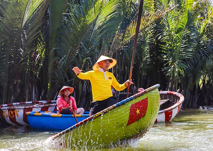 船夫表演竹篮船舞