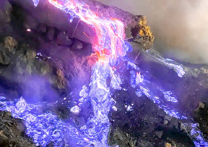 伊真火山藍火奇觀